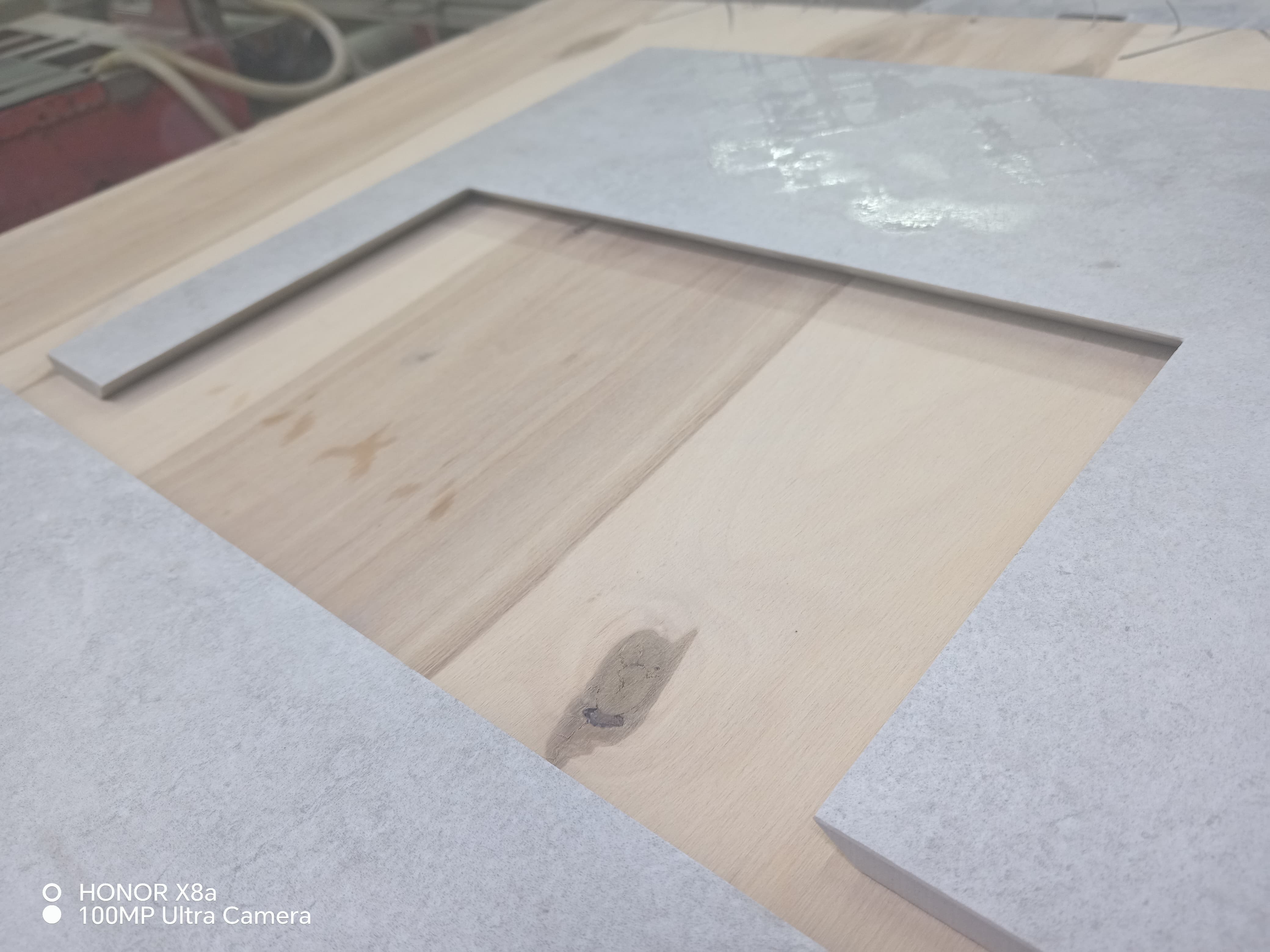 Bathroom tile with polished diamond-cut edge